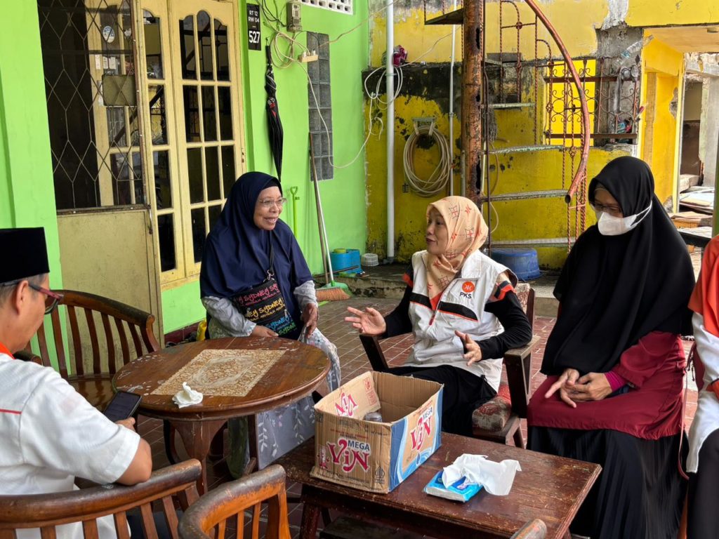 Hj. Yulfa Cindosari S.Ud & Warga
